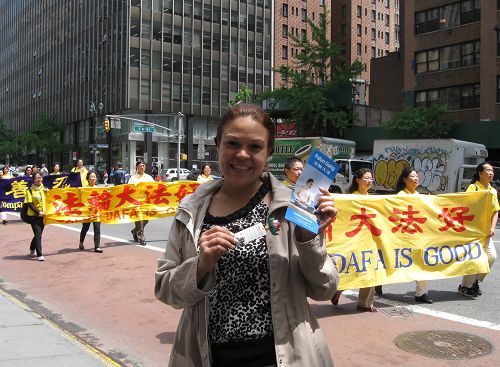 图20：在联合国大楼附近一高级办公楼工作的Sandra表示，游行传递着“真、善、忍”很重要。