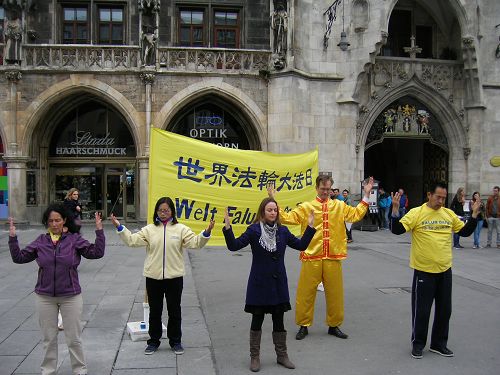 大法弟子在广场上炼功