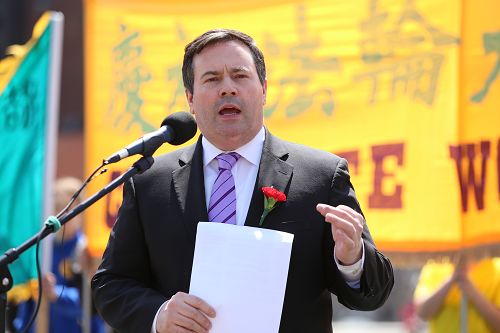 图：加拿大多元文化部及就业和社会发展部部长杰森·康尼在二零一四年法轮大法日庆祝集会上用中文对来宾们说：“法轮大法好！”