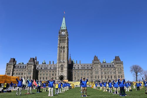 加拿大東部城市法輪功學員在加拿大首都國會山前集體煉功