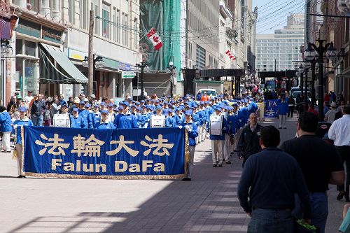 天国乐团在渥太华市中心游行