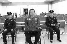 杨汉忠被开庭的照片