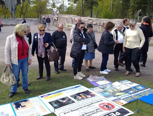 芬兰西贝柳斯公园里展示的三退信息及法轮功真相吸引了很多游客的关注