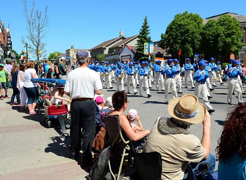 由法轮功学员组成的多伦多天国乐团，参加加拿大大多伦多地区的密西沙加市举办的第四十二届面包及蜂蜜丰收节游行（Bread
