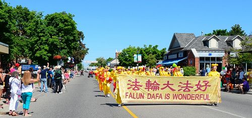 由法轮功学员组成的腰鼓队，参加加拿大大多伦多地区的密西沙加市举办的第四十二届面包及蜂蜜丰收节游行（Bread