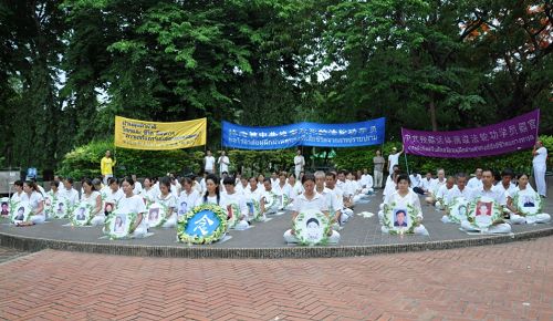泰国法轮功学员在是乐园举行反迫害集会