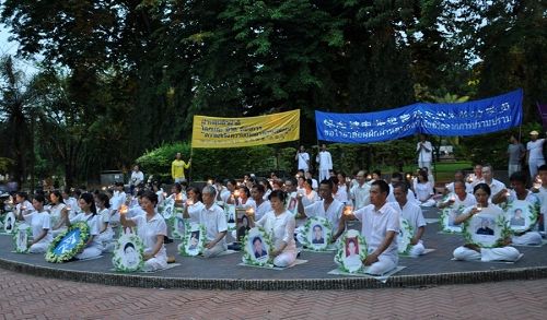 泰国法轮功学员烛光悼念被中共迫害致死的中国大陆<span class='voca' kid='59'>同修</span>