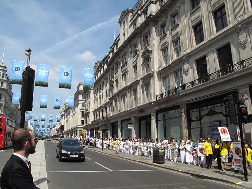 二零一四年七月十二日，法轮功学员在伦敦市中心重要地段游行，广传法轮功真相