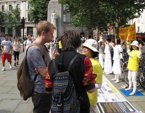 二零一四年七月十二日，法轮功学员结束游行后继续在圣马丁广场炼功、讲真相、反迫害征签