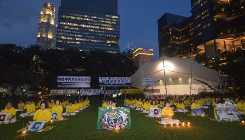 法轮功学员举办烛光夜悼活动，缅怀为坚守正信而失去生命的中国大陆同修。