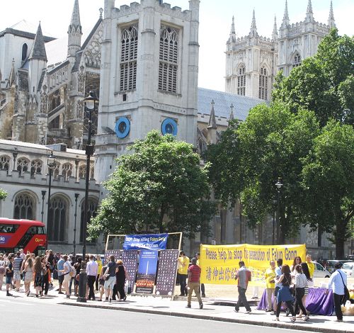 二零一四年七月十六日，英国法轮功学员于当天在英国国会大厦前举行了一整天的讲真相反迫害活动