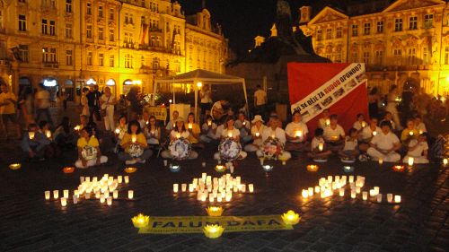 法轮功学员在布拉格老城广场举行烛光夜悼