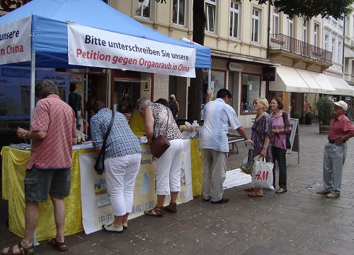 法轮功学员在在德国南部名城Baden-Baden（巴登巴登市）举办信息日活动，揭露中共活摘器官