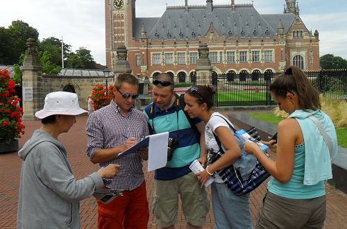 法轮功学员在海牙国际法庭门前广场向游客讲真相