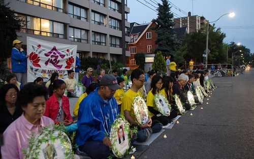 图8-13：二十日的晚上八点至十点，法轮功学员在中领馆前举行了烛光悼念活动，谴责中共暴行，呼唤正义良知，结束迫害。