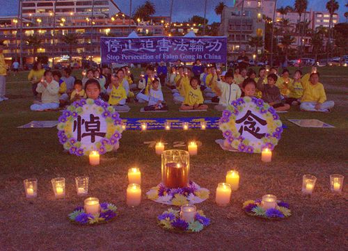 图3：傍晚，圣地亚哥法轮功学员继续举办烛光悼念，呼吁制止迫害。