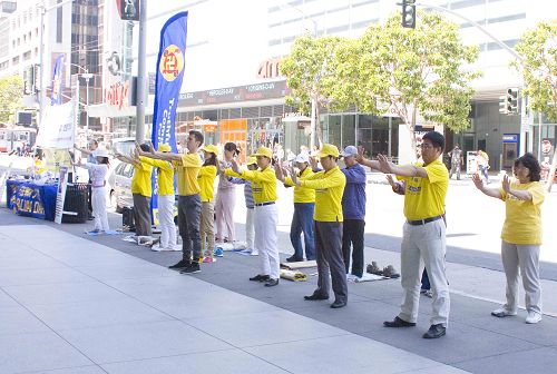 法轮功学员在会场外炼功