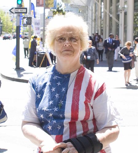 舊金山居民戴安•布奈格表示，她堅決支持法輪功學員的正義之舉