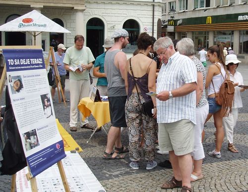 在首都布拉迪斯拉发，人们在阅读真相资料