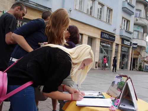 在鲁容贝罗克市，人们正在签名支持反迫害
