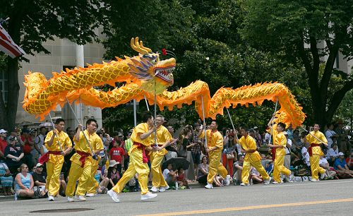 法轮功学员参加二零一四年美国首都独立日庆祝游行