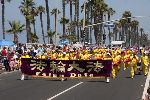 超过百人的法轮功学员方阵作为游行中唯一的华人队伍参加了杭庭顿海滩市的游行