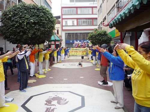 图1：法轮功学员在华人区中心的甲邦街地段集体炼功