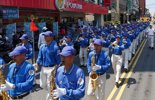 修炼人祥和的气息以及震撼人心的鼓乐声，吸引百货公司的民众都跑出来观赏。