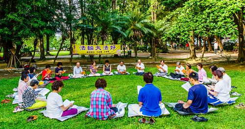 在台南东宁公园大草地上，每日清晨约二、三十位法轮功学员炼功完会继续学法至八点三十分，十几年来从未间断。