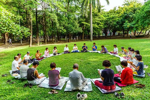 在台南东宁公园中央大草地上，法轮功学员炼完五套功法后，继续一起学法一个半小时。