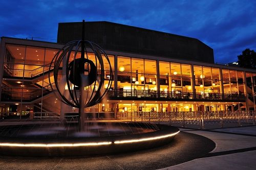 二零一五年一月十六日至十八日，神韵世界艺术团在加拿大温哥华市中心伊利莎白女皇剧院（Queen