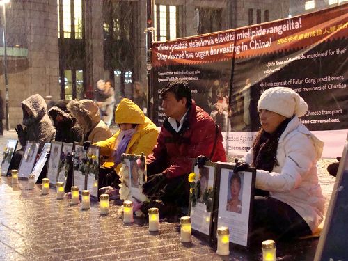 赫尔辛基法轮功学员在市中心举行烛光守夜，悼念被中共迫害致死的大陆<span class='voca' kid='59'>同修</span>