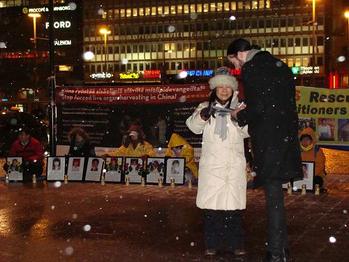 赫尔辛基路人签名支持反迫害