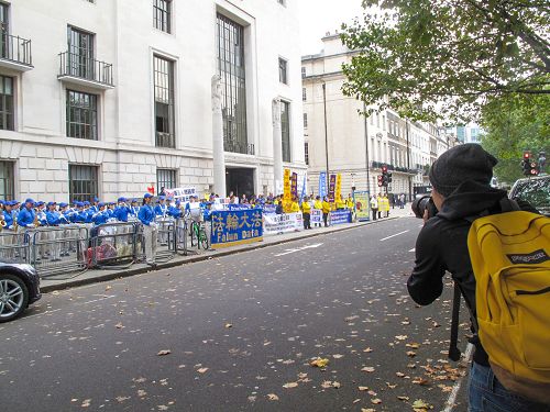 图1：二零一五年十月十日，法轮功学员在伦敦中使馆对面举行新闻发布会，一个住在英格兰最南部康沃尔的香港女孩专门赶来拍摄