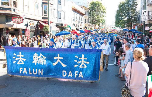 天國樂團經過市中心哥倫布大道