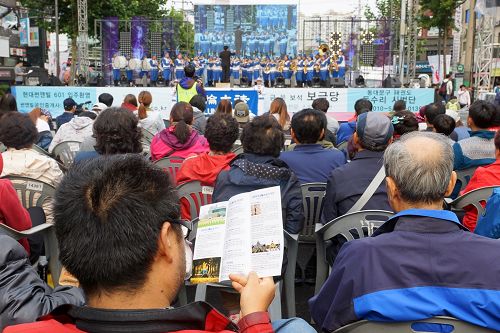 图1-3：开幕式舞台上，天国乐团率先上台演奏乐曲。