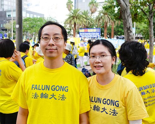 图3：来自台湾的吴先生是台湾大学大气科学研究所的博士，目前在一家媒体公司的资讯部门工作，他跟随同为大学教授的双亲修炼法轮功已经十七年。