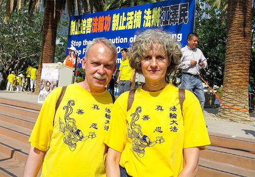 德国法轮功学员Brigit和Ralf，几年来，他们几乎每个周末到著名的科隆大教堂前，为中国人讲清法轮功被迫害的真相。