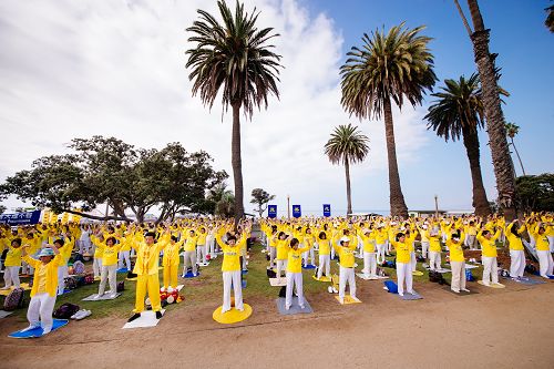 图1： 法轮功学员在美国南加州旅游胜地圣塔莫尼卡码头（Santa Monica Pier）举行集体大炼功
