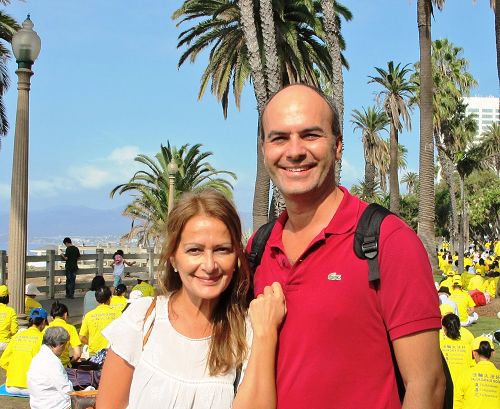 图4：从意大利来洛杉矶旅游的软件工程师Luca（右）支持起诉迫害元凶江泽民