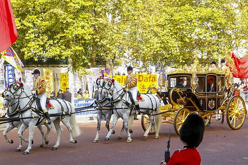 圖6：二零一五年十月二十日，在林蔭路（The Mall）上，英國女王伊麗莎白二世同習近平乘坐的馬車路過法輪功真相橫幅
