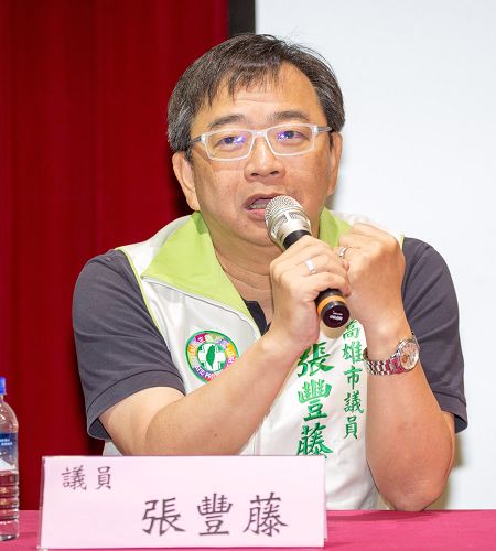 高雄市议员张丰藤表示，我们应汇聚更大力量，对迫害宗教人士的恶人江泽民予以谴责，将他送上法庭审判。