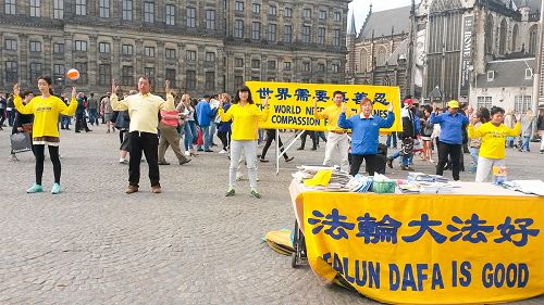 图：法轮功学员再次来到荷兰达姆广场上，图为集体炼功
