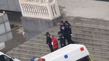 非法宣判结束文杰走出庭