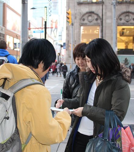 两位日本女士Nao和Ascao直接找到法轮功学员说：“我们要签名。”