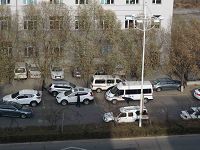 图5：11月20日崔会芳案在佳木斯市前进区非法庭审时，法院周围布控的车辆。