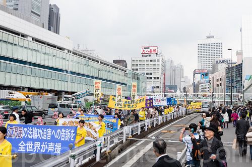图3：法轮功学员在新宿闹市区举行声援诉江游行