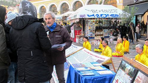 图3-5：二零一五年十二月十二日，希腊法轮功学员市中心火车站广场介绍功法，征签诉江