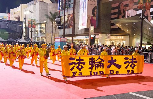图1-6:法轮功学员参加好莱坞第八十四届圣诞大游行