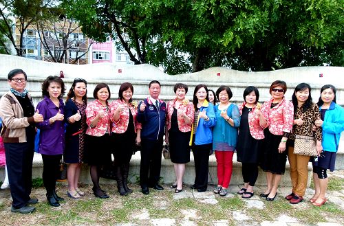图3：台东兰馨交流协会和台东市长张国洲（左6）参与法轮功学员向李洪志大师拜年活动。